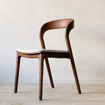 כיסא אוכל ליבי – עץ אלון עם מושב מרופד