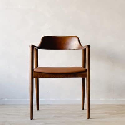 כיסא אוכל טורן – עץ מלא ודמוי עור/פשתן