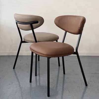 כיסא אוכל אלי – דמוי עור ורגלי מתכת שחורות